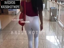 Kriss Hotwife entrenando con pantalones transparentes para volver locos a los hombres en el gimnasio