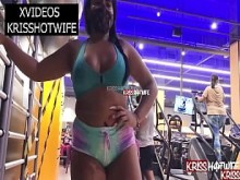 Kriss Hotwife Trabajando En El Gimnasio En Pantalones Cortos Y Una Deliciosa Pata De Camello