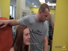 CAZAR4K. Cornudo por dinero en efectivo deja que hunter se folle a su novia en el gimnasio vacío