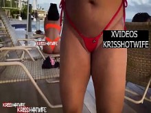 kriss hotwife en la ducha de la piscina del hotel mostrando su micro bikini