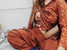 Mamá pakistaní cabalga anal sobre su marido cornudo mientras corta verduras con una voz hindi clara y muy caliente