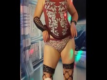 Hotwife Steffi baila tiras extiende su coño recibe facial