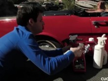 Skylar Snow es una ninfómana de grandes tetas que engaña a su marido con la pulidora de coches