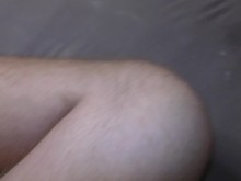 ¡Esposa esconde un enorme creampie infiel en su coño de marido cornudo mariquita!