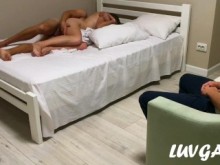 El condón se rompió cuando mi hermanastro se corrió dentro de mí | cornudo marido relojes y come creampie