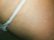 Compañero de trabajo puta gotea el semen de anoche de su esposo en la polla en la sala de descanso por la mañana
