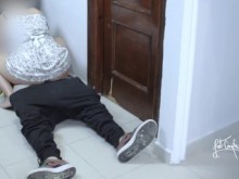 Novio mira a su novia follada por un fontanero