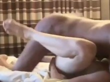 Gran polla negra golpeando dentro de mí mientras mi esposo mira con asombro