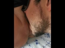 Cornudo limpia el coño de la novia después de tener sexo con un extraño en la playa. Cremita