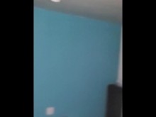Esposa real con los ojos vendados es follada por un extraño sin condón mientras su novio filma su primera vez siendo compartida