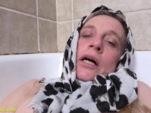 abuela fea nos muestra su gran cuello uterino
