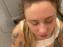 Elise recibe semen en la cara mientras su novio está en el trabajo