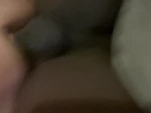 SNEAK PEEK PETITE FIT MILF HOTWIFE AGARRA Y ESTIRA ALREDEDOR DE BBC! ¡Lleno de fans!