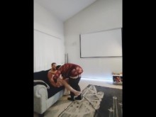 Mi sumiso ayuda a BBP a ponerse la lencería, lo visto con un entrenamiento de mariquita de lencería.