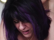 Esta MILF se folla a un joven musculoso de gran polla delante de su marido.