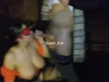 ESPOSA AMATEUR TETONA CHUPA DOS POLLAS EN LA CALLE