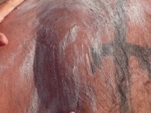 @OldieBear me pidió que le pusiera crema en la espalda grande y el pecho peludo mientras mi esposo está afuera fumando