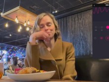 Diversión pública en vestuarios y restaurante con vibrador a control remoto Lush