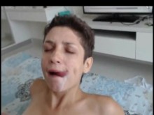 Corrida mucho esperma en mi boca y en la cara