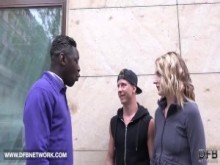 Recogí a un negro para follarme y mi novio miró y lamió el semen