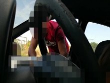 La niña quiere pajear a un voyeur desde el coche delante de su novio