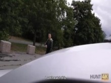 hunt4k. Chica tetona bien redondeada necesita dinero, así que ¿por qué abre las piernas?