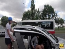 Pareja caliente de patinadores necesita dinero en efectivo, ¿por qué chica?