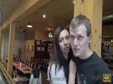 hunt4k. un hombre paga dinero para ser dueño de los jóvenes