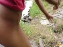 hunt4k. el chico necesita dinero, así que ¿por qué permite que un extraño se folle a su sexy linda?