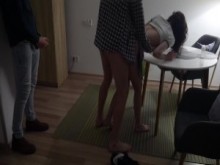 Marido mira a su esposa cogida por el culo y el coño