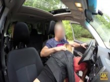 hunt4k. hermosa lassie hace una mamada por el cambio para el carrito de compras