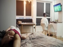 Él elige FIFA.Girfriend engañando mientras juega PS4