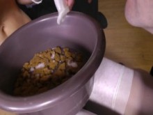 ella se masturba el coño mientras lo ve comer el condón del tazón