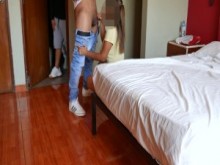 Repartidor se corre dentro de mí mientras mi marido cornudo mira (cornudo de verdad)