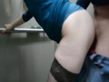 SEXO EN UN LUGAR PÚBLICO! ¡Ten sexo en el ascensor con semen en el coño!