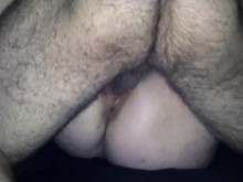 Marido filma a su esposa en la cama follando con un amigo sin condón