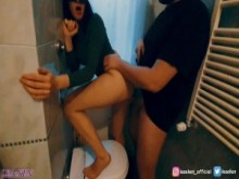 Se la follan en el baño mientras su novio disfruta de la fiesta de máscaras - Dialoghi Ita