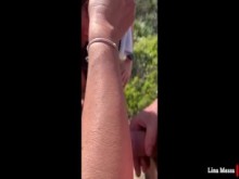 Orgía gang bang amateur en la playa con tres chicos y semen en la cara