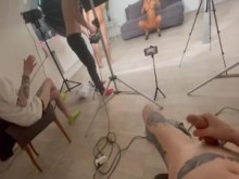 Cornudo tuvo que mirar y masturbarse por lo duro que se le permitía a su novia en un círculo