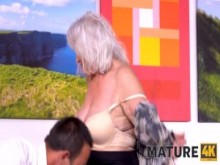 MADURO4K. Anciano anima a mesero permitiéndole colarse con su esposa