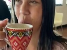 Deliciosa mujer casada tetona follando con su amiguito y su esposo cornudo