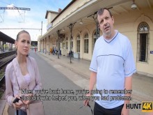 Hunt4k. El pornógrafo empuja la polla en el arranque de la esposa de otro hombre