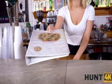Hunt4k. Babe se apiada del cliente divorciado y le pide a su novio que tenga relaciones sexuales