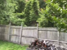 ntb ir bkyrd ama de casa folla a su amiga en el patio trasero mientras su marido mira