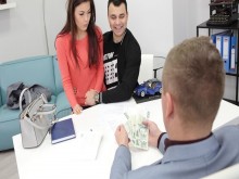 HUNT4K. Chick da una mamada y monta una polla para conseguir las llaves del nuevo vehículo