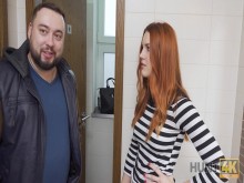 HUNT4K Cuck se queda en el baño público y ve sexo de novia con cazador