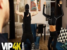CAZAR4K. Por dinero en efectivo, el hombre inteligente obtiene acceso al coño de la novia caliente de los ladrones