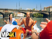 CAZAR4K. Después de divertirse en un catamarán, la belleza tetona chupa la polla de los cazadores en el bosque