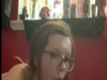 Chupando su polla después de una carga de semen en mi boca y luego me follaron