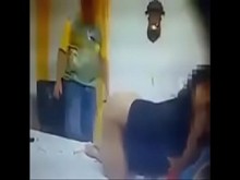Una esposa infiel trata de seducir al técnico de TV